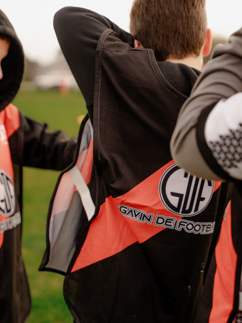 A player wearing a Gavin de Football bib
