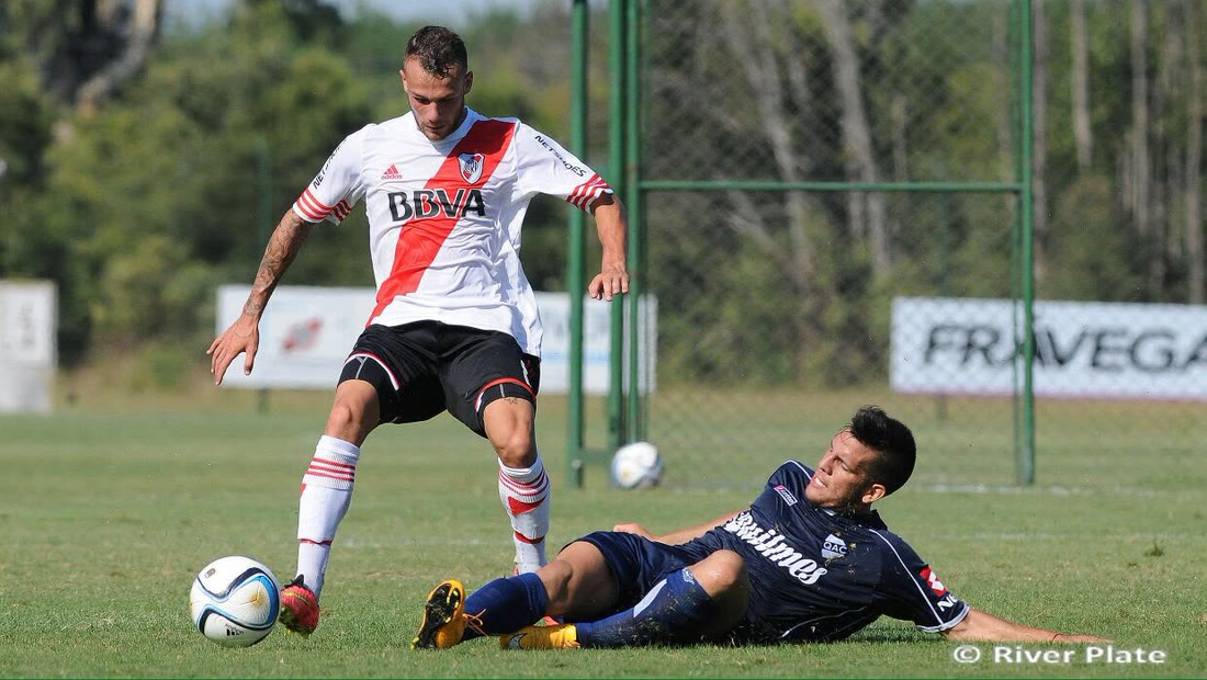 Gavin de Niese beating a defender in River Plate colours