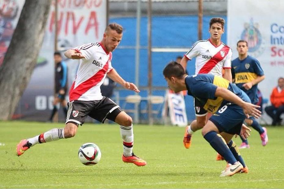 Gavin de Niese playing for River Plate against Boca Juniors