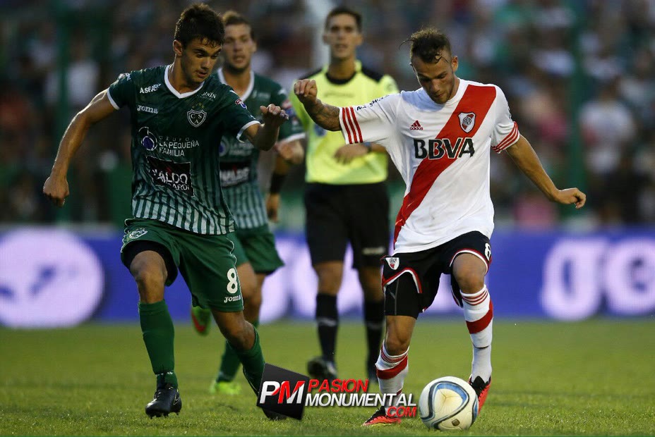Gavin de Niese on the ball for River Plate