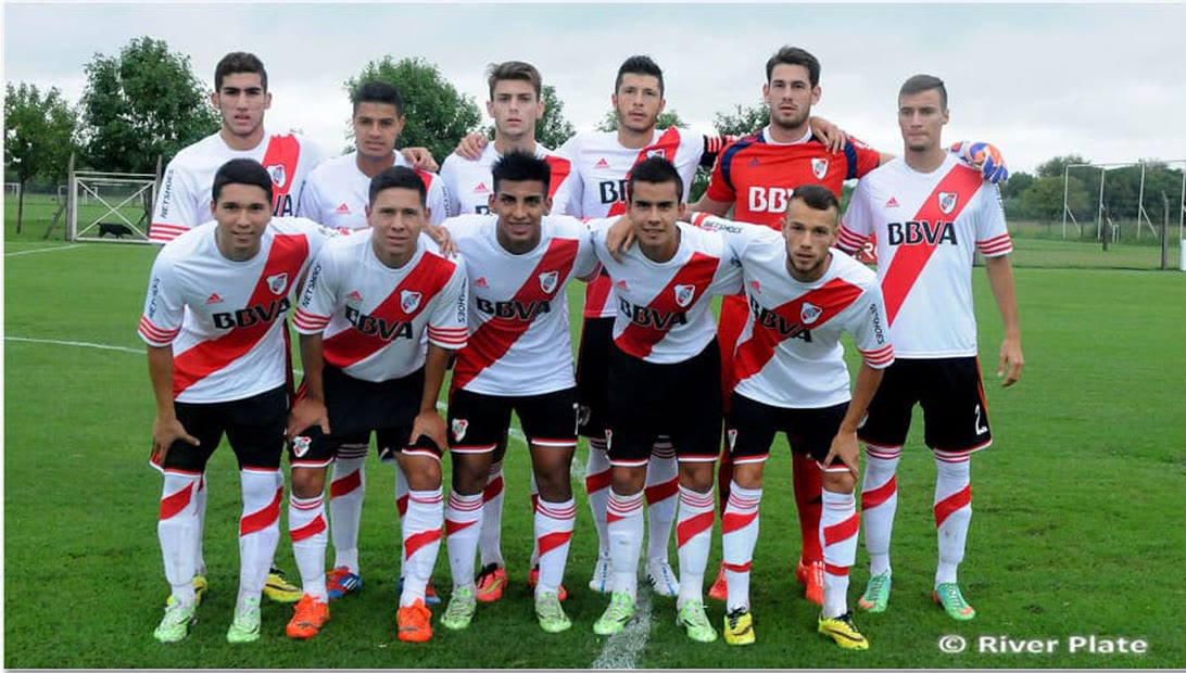Gavin de Niese with the River Plate squad