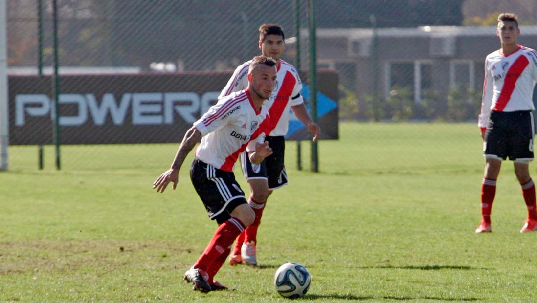 Gavin de Niese in action for River Plate